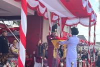 Bupati Sumenep, Jawa Timur, Ahmad Fauzi Wongsojudo, saat membagikan bendera merah-putih kepada petugas paskibra (Za - garudajatim.com)
