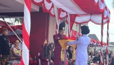 Bupati Sumenep, Jawa Timur, Ahmad Fauzi Wongsojudo, saat membagikan bendera merah-putih kepada petugas paskibra (Za - garudajatim.com)