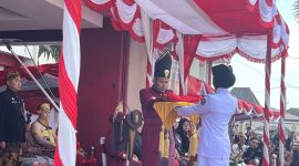Bupati Sumenep, Jawa Timur, Ahmad Fauzi Wongsojudo, saat membagikan bendera merah-putih kepada petugas paskibra (Za - garudajatim.com)