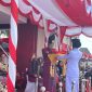 Bupati Sumenep, Jawa Timur, Ahmad Fauzi Wongsojudo, saat membagikan bendera merah-putih kepada petugas paskibra (Za - garudajatim.com)
