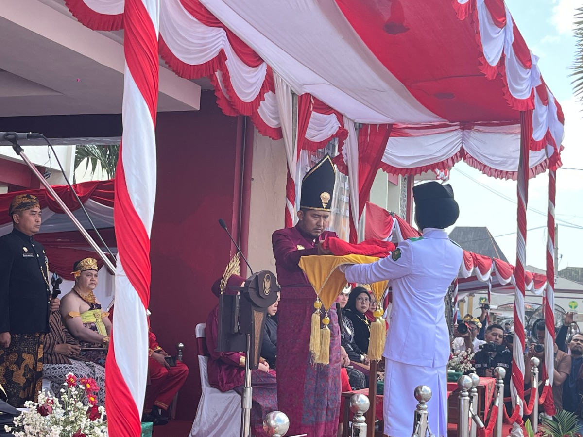 Bupati Sumenep, Jawa Timur, Ahmad Fauzi Wongsojudo, saat membagikan bendera merah-putih kepada petugas paskibra (Za - garudajatim.com)