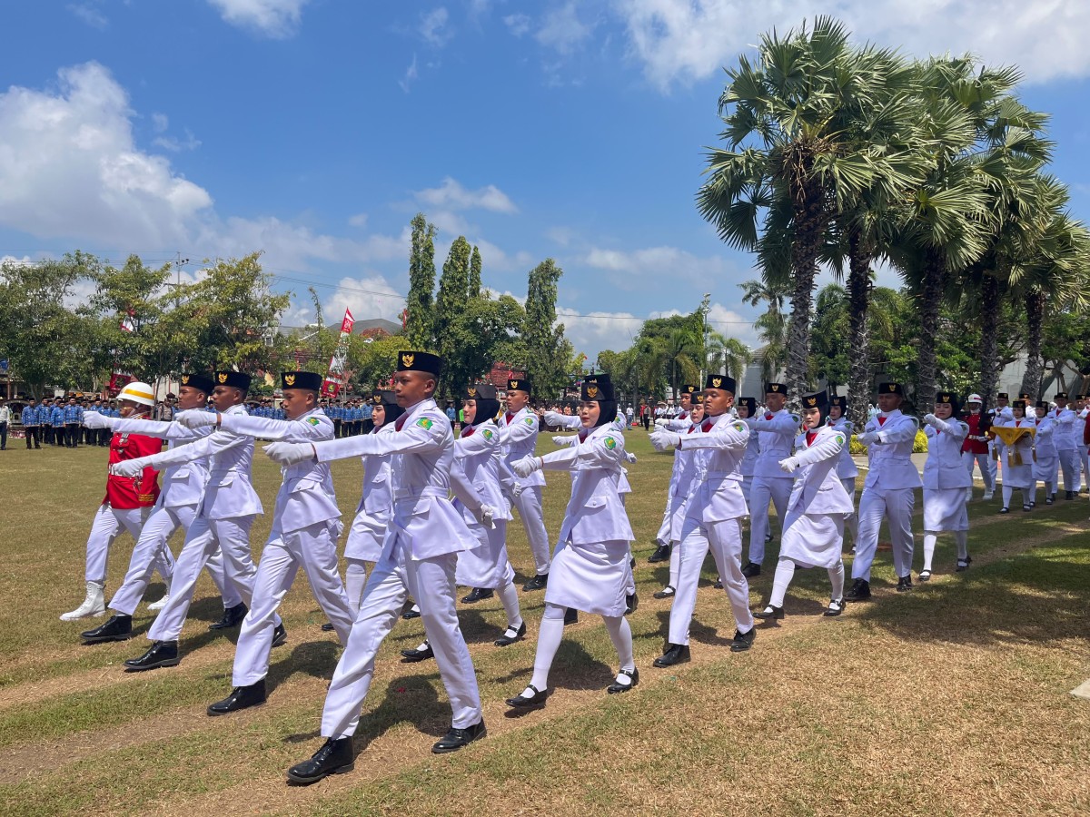 Tujuh Puluh Lima petugas paskibraka Kabupaten Sumenep saat memasuki lapangan (Za - garudajatim.com) 