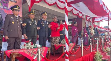 Ketua DPRD Kabupaten Sumenep, Jawa Timur, H. Zainal Arifin, saat membaca proklamasi di upacara HUT ke-81 Republik Indonesia (Za - garudajatim.com)
