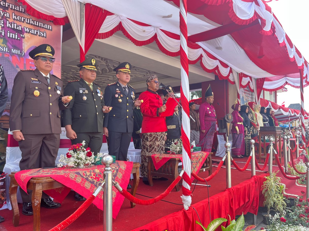 Ketua DPRD Kabupaten Sumenep, Jawa Timur, H. Zainal Arifin, saat membaca proklamasi di upacara HUT ke-81 Republik Indonesia (Za - garudajatim.com)