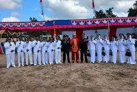 Camat Bluto, Mohammad Fajar Hidayat,(tengah memakai baju busana adat kraton Sumenep) saat foto bersama Kapolsek Bluto AKP Agus Sugito dan para kepala desa se-Kecamatan Bluto usai mengikuti upacara pengibaran bendera merah putih HUT ke-81 RI (Za - garudajatim.com)