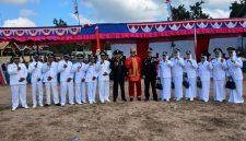 Camat Bluto, Mohammad Fajar Hidayat,(tengah memakai baju busana adat kraton Sumenep) saat foto bersama Kapolsek Bluto AKP Agus Sugito dan para kepala desa se-Kecamatan Bluto usai mengikuti upacara pengibaran bendera merah putih HUT ke-81 RI (Za - garudajatim.com)