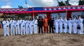 Camat Bluto, Mohammad Fajar Hidayat,(tengah memakai baju busana adat kraton Sumenep) saat foto bersama Kapolsek Bluto AKP Agus Sugito dan para kepala desa se-Kecamatan Bluto usai mengikuti upacara pengibaran bendera merah putih HUT ke-81 RI (Za - garudajatim.com)