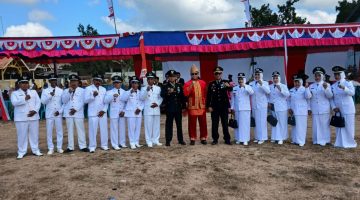 Camat Bluto, Mohammad Fajar Hidayat,(tengah memakai baju busana adat kraton Sumenep) saat foto bersama Kapolsek Bluto AKP Agus Sugito dan para kepala desa se-Kecamatan Bluto usai mengikuti upacara pengibaran bendera merah putih HUT ke-81 RI (Za - garudajatim.com)