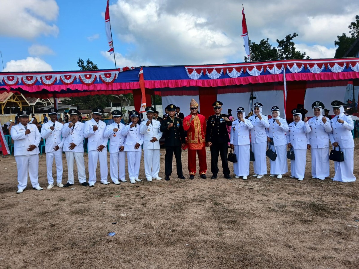 Camat Bluto, Mohammad Fajar Hidayat,(tengah memakai baju busana adat kraton Sumenep) saat foto bersama Kapolsek Bluto AKP Agus Sugito dan para kepala desa se-Kecamatan Bluto usai mengikuti upacara pengibaran bendera merah putih HUT ke-81 RI (Za - garudajatim.com)