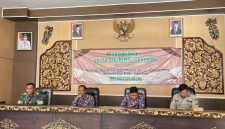 Bakesbangpol Sumenep saat menggelar Sosialisasi Organisasi Masyarakat di pendopo Bluto (Za - garudajatim.com)