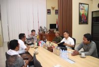 Lakpesdam PCNU Sumenep bersama Lembaga Penyuluhan dan Bantuan Hukum Nahdlatul Ulama (LPBH NU) saat menemui Kapolresta Sumenep Kombes Pol. Ariek Indra Sentanu dalam rangka rencana penutupan THM (Za - garudajatim.com)
