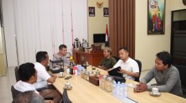 Lakpesdam PCNU Sumenep bersama Lembaga Penyuluhan dan Bantuan Hukum Nahdlatul Ulama (LPBH NU) saat menemui Kapolresta Sumenep Kombes Pol. Ariek Indra Sentanu dalam rangka rencana penutupan THM (Za - garudajatim.com)