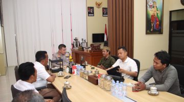 Lakpesdam PCNU Sumenep bersama Lembaga Penyuluhan dan Bantuan Hukum Nahdlatul Ulama (LPBH NU) saat menemui Kapolresta Sumenep Kombes Pol. Ariek Indra Sentanu dalam rangka rencana penutupan THM (Za - garudajatim.com)