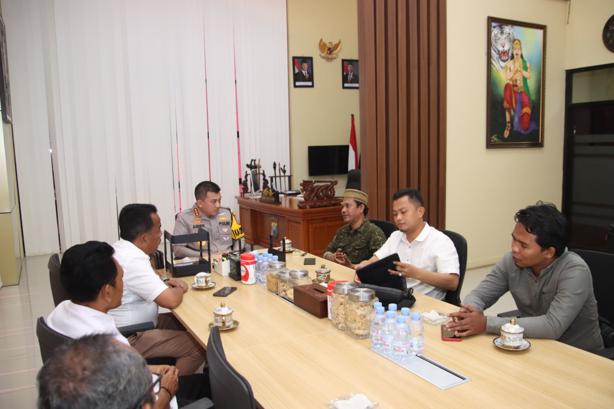 Lakpesdam PCNU Sumenep bersama Lembaga Penyuluhan dan Bantuan Hukum Nahdlatul Ulama (LPBH NU) saat menemui Kapolresta Sumenep Kombes Pol. Ariek Indra Sentanu dalam rangka rencana penutupan THM (Za - garudajatim.com)