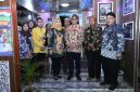 Stand Dispusip saat dikunjungi Sekda Sumenep Agus Dwi Saputra dalam rangka Madura Night Vaganza (Za - garudajatim.com)