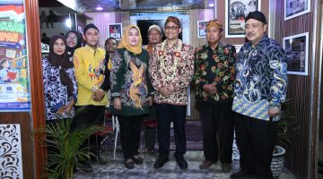 Stand Dispusip saat dikunjungi Sekda Sumenep Agus Dwi Saputra dalam rangka Madura Night Vaganza (Za - garudajatim.com)
