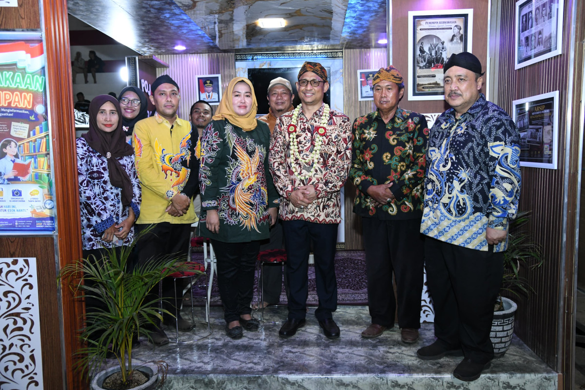Stand Dispusip saat dikunjungi Sekda Sumenep Agus Dwi Saputra dalam rangka Madura Night Vaganza (Za - garudajatim.com)