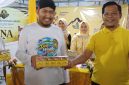 Direktur PR Gunung Payudan Madurasa, Deni (berbaju warna kuning) saat foto bersama Bupati Sumenep Ahmad Fauzi Wongsojudo (tengah berblangkon) di acara Madura Culture Festival (Za - garudajatim.com)