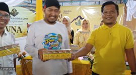 Direktur PR Gunung Payudan Madurasa, Deni (berbaju warna kuning) saat foto bersama Bupati Sumenep Ahmad Fauzi Wongsojudo (tengah berblangkon) di acara Madura Culture Festival (Za - garudajatim.com)