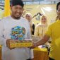Direktur PR Gunung Payudan Madurasa, Deni (berbaju warna kuning) saat foto bersama Bupati Sumenep Ahmad Fauzi Wongsojudo (tengah berblangkon) di acara Madura Culture Festival (Za - garudajatim.com)