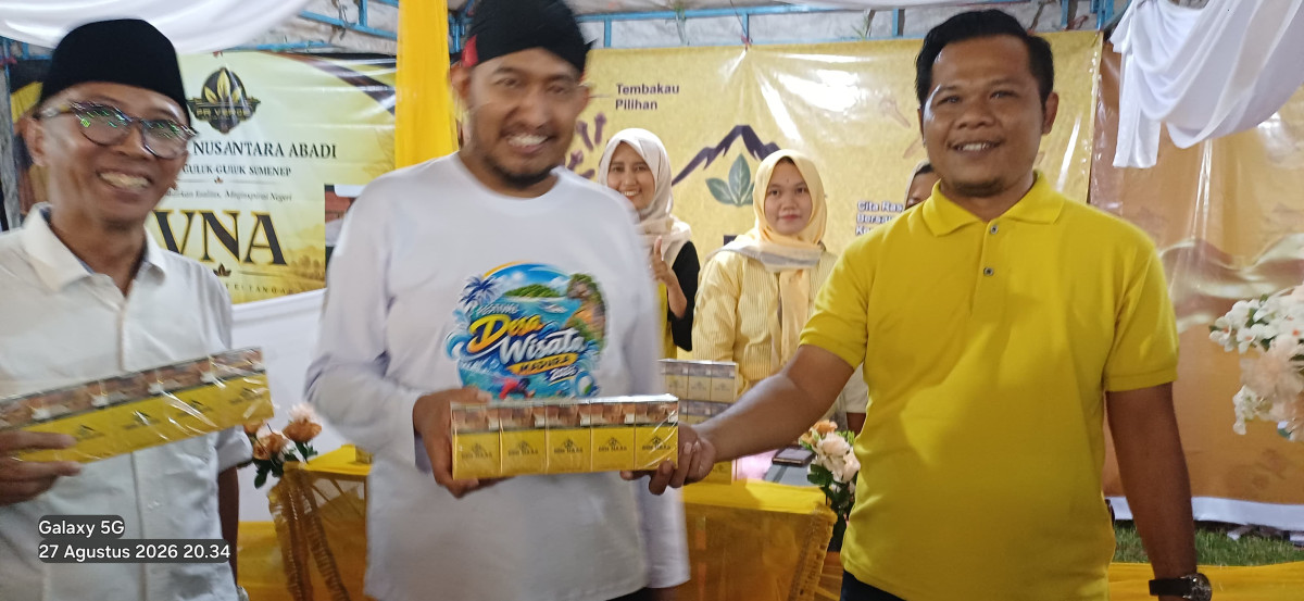 Direktur PR Gunung Payudan Madurasa, Deni (berbaju warna kuning) saat foto bersama Bupati Sumenep Ahmad Fauzi Wongsojudo (tengah berblangkon) di acara Madura Culture Festival (Za - garudajatim.com)