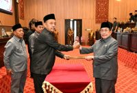Wabup Sumenep KH. Imam Hasyim, saat melakukan penandatanganan Nota Kesepakatan Perubahan KUA-PPAS (Istimewa - garudajatim.com)