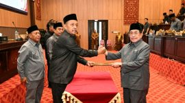 Wabup Sumenep KH. Imam Hasyim, saat melakukan penandatanganan Nota Kesepakatan Perubahan KUA-PPAS (Istimewa - garudajatim.com)