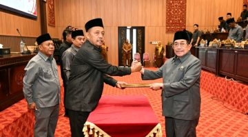 Wabup Sumenep KH. Imam Hasyim, saat melakukan penandatanganan Nota Kesepakatan Perubahan KUA-PPAS (Istimewa - garudajatim.com)