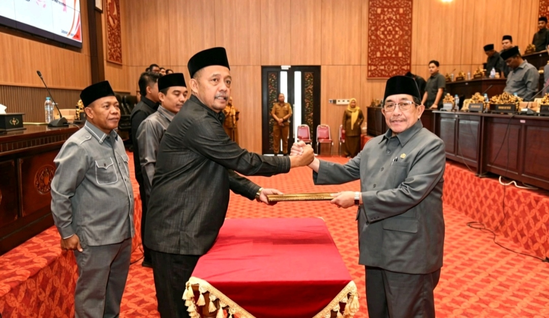 Wabup Sumenep KH. Imam Hasyim, saat melakukan penandatanganan Nota Kesepakatan Perubahan KUA-PPAS (Istimewa - garudajatim.com)