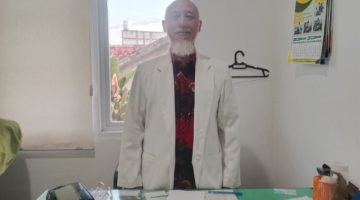 Dokter Spesialis Poli Jiwa, dr. Utomo RSUD dr. H. Moh. Anwar, dr. Utomo saat diwawancarai di kantornya (Za - garudajatim.com)