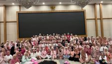 150 pecinta yoga saat foto bersama di MYZE Hotel Sumenep by ARTOTEL (Za - garudajatim.com)