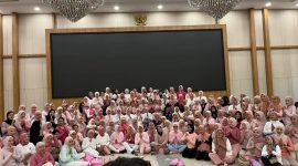 150 pecinta yoga saat foto bersama di MYZE Hotel Sumenep by ARTOTEL (Za - garudajatim.com)