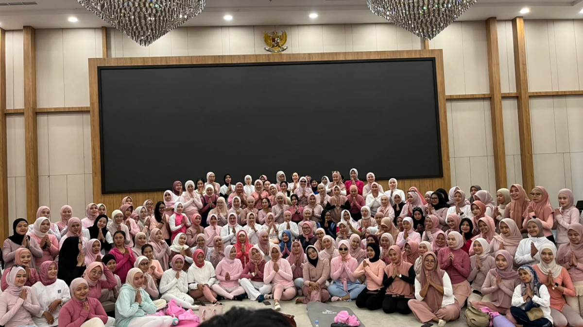 150 pecinta yoga saat foto bersama di MYZE Hotel Sumenep by ARTOTEL (Za - garudajatim.com)