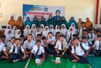 Dinskes P2KB Sumenep foto bersama SMP Guluk - Guluk saat melaksanakan kegiatan GEBASMIA (Za - garudajatim.com)
