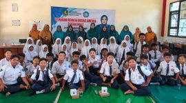Dinskes P2KB Sumenep foto bersama SMP Guluk - Guluk saat melaksanakan kegiatan GEBASMIA (Za - garudajatim.com)