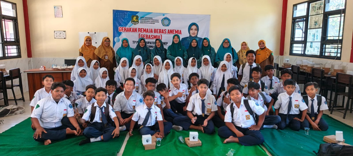 Dinskes P2KB Sumenep foto bersama SMP Guluk - Guluk saat melaksanakan kegiatan GEBASMIA (Za - garudajatim.com)