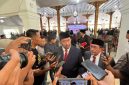 Bupati Sumenep Achmad Fauzi Wongsojudo, saat diwawancarai jurnalis (Za - garudajatim.com)