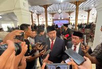 Bupati Sumenep Achmad Fauzi Wongsojudo, saat diwawancarai jurnalis (Za - garudajatim.com)