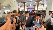 Bupati Sumenep Achmad Fauzi Wongsojudo, saat diwawancarai jurnalis (Za - garudajatim.com)