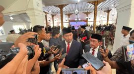 Bupati Sumenep Achmad Fauzi Wongsojudo, saat diwawancarai jurnalis (Za - garudajatim.com)