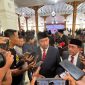 Bupati Sumenep Achmad Fauzi Wongsojudo, saat diwawancarai jurnalis (Za - garudajatim.com)