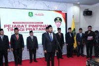 Bupati Sumenep, Ahmad Fauzi Wongsojudo, saat melantik empat pejabat baru (Za - garudajatim.com)