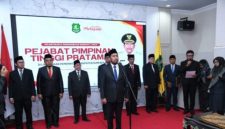 Bupati Sumenep, Ahmad Fauzi Wongsojudo, saat melantik empat pejabat baru (Za - garudajatim.com)