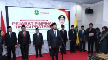 Bupati Sumenep, Ahmad Fauzi Wongsojudo, saat melantik empat pejabat baru (Za - garudajatim.com)
