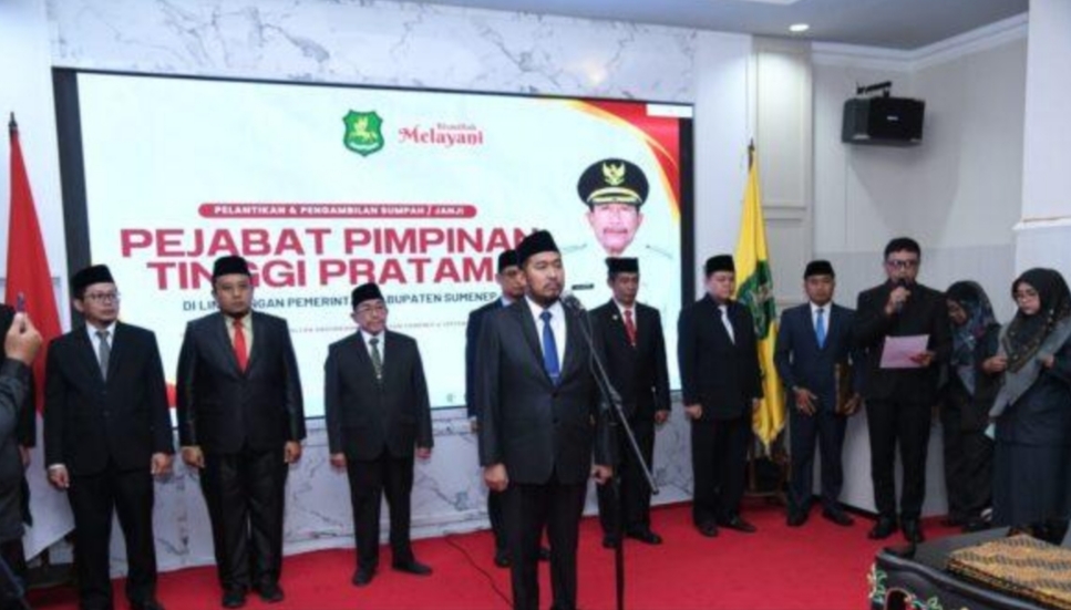 Bupati Sumenep, Ahmad Fauzi Wongsojudo, saat melantik empat pejabat baru (Za - garudajatim.com)