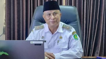 Kepala Disdik Sumenep, Moh. Iksan, saat diwawancarai di ruangannya (Istimewa - garudajatim.com)