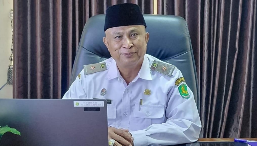 Kepala Disdik Sumenep, Moh. Iksan, saat diwawancarai di ruangannya (Istimewa - garudajatim.com)