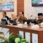 Kepala Badan Perencanaan Pembangunan Daerah (Bappeda) Kabupaten Sumenep, Arif Firmanto saat menyampaikan tentang pengentasan kemiskinan (Za - garudajatim.com)