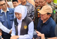 Wakil Bupati Sumenep, KH Imam Hasyim(bertopi) saat menemani Gubernur Jawa Timur Khofifah Indar Parawansa (Istimewa - garudajatim.com)