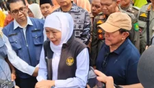 Wakil Bupati Sumenep, KH Imam Hasyim(bertopi) saat menemani Gubernur Jawa Timur Khofifah Indar Parawansa (Istimewa - garudajatim.com)